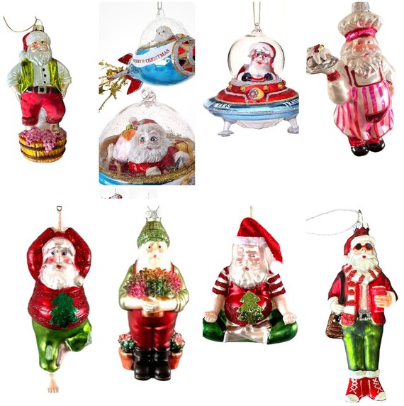 宇宙船のガラスオーナメントに乗った宇宙飛行士サンタ - 面白い