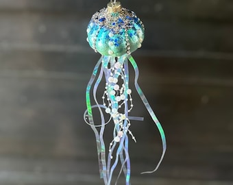 手作りの美しい透明なクラゲ - ガラスのクリスマスオーナメント