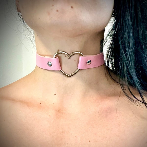 Choker d’anneau de cœur en faux cuir rose, choker d’anneau de cœur rose, collier de cœur en faux cuir rose, collier de cœur rose, collier en cuir végétalien