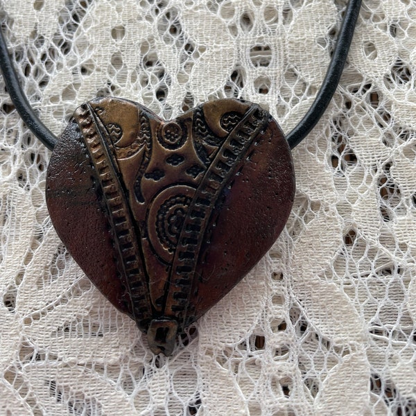 Parure "Coeur de cuir" - Collier et boucles d’oreilles en forme de coeur
