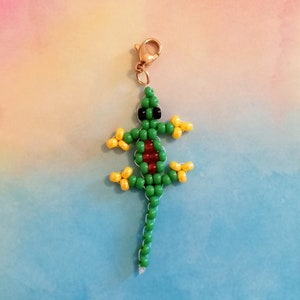 Breloque lézard en perles vertes et rouges