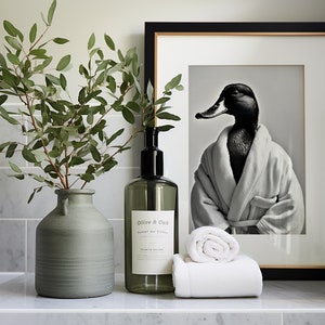 Duck In A Bathrobe Print | Bad Animal Print | Ente Badezimmer Druck | Badetier Poster | Gäste Badezimmer Wandkunst | Badezimmer Wandkunst |
