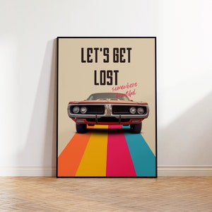 K&ouml;nnte beinhalten: Ein Vintage-Poster mit einer Retro-Illustration eines orangefarbenen Autos, das eine Stra&szlig;e mit bunten Streifen entlangf&auml;hrt. Der Text auf dem Poster lautet "Let's Get Lost Somewhere Beautiful."