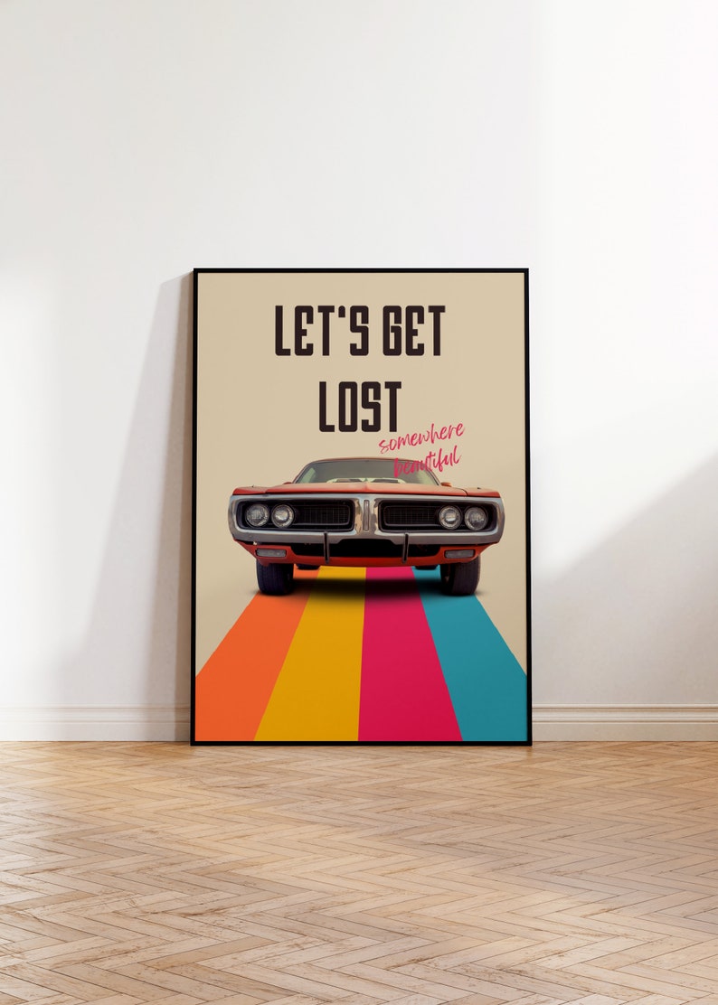 K&ouml;nnte beinhalten: Ein Vintage-Poster mit einer Retro-Illustration eines orangefarbenen Autos, das eine Stra&szlig;e mit bunten Streifen entlangf&auml;hrt. Der Text auf dem Poster lautet "Let's Get Lost Somewhere Beautiful."