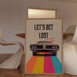 K&ouml;nnte beinhalten: Ein gerahmtes Poster mit einem Oldtimer, der eine Regenbogenstra&szlig;e entlangf&auml;hrt. Der Text auf dem Poster lautet "Let's Get Lost somewhere beautiful."