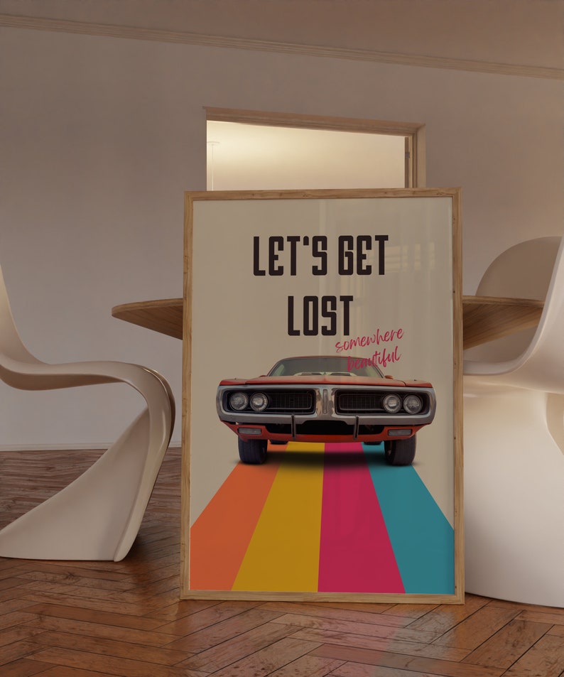 K&ouml;nnte beinhalten: Ein gerahmtes Poster mit einem Oldtimer, der eine Regenbogenstra&szlig;e entlangf&auml;hrt. Der Text auf dem Poster lautet "Let's Get Lost somewhere beautiful."