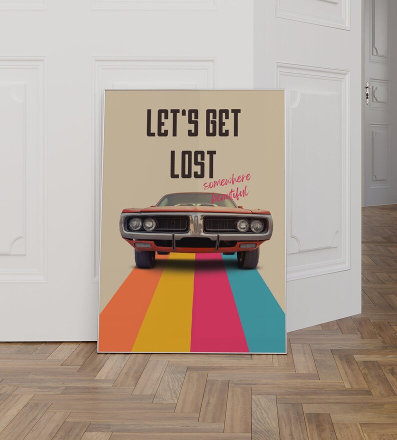 K&ouml;nnte beinhalten: Ein Vintage-Poster mit einem roten Muscle-Car, das eine Regenbogenstra&szlig;e entlangf&auml;hrt. Das Poster tr&auml;gt den Text "Let's Get Lost somewhere beautiful".
