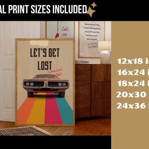 K&ouml;nnte beinhalten: Ein Plakat im Retro-Stil mit einem roten Auto, das eine Regenbogenstra&szlig;e entlangf&auml;hrt. Das Plakat lautet "Let's Get Lost Somewhere Beautiful". Das Plakat ist in verschiedenen Gr&ouml;&szlig;en erh&auml;ltlich: 12x18 Zoll, 16x24 Zoll, 18x24 Zoll, 20x30 Zoll und 24x36 Zoll.