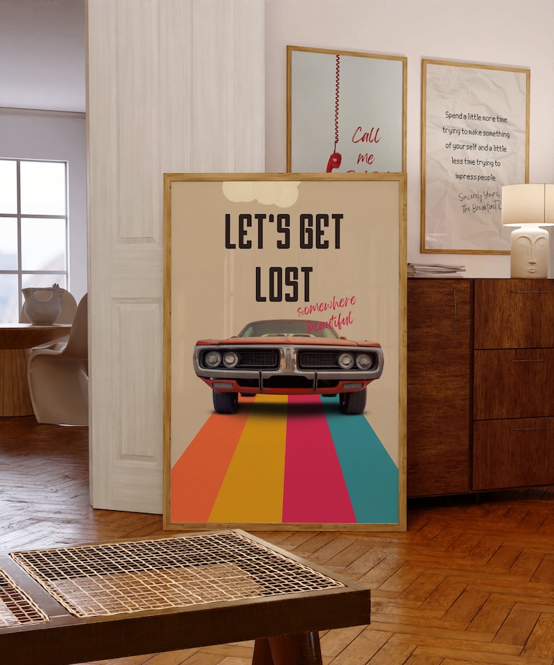 K&ouml;nnte beinhalten: Ein Plakat im Retro-Stil mit einem Oldtimer, der eine Regenbogenstra&szlig;e entlangf&auml;hrt. Das Plakat lautet "Let's Get Lost Somewhere Beautiful".
