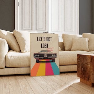 K&ouml;nnte beinhalten: Ein Vintage-Poster mit einem roten Muscle-Car, das auf einer Regenbogenstra&szlig;e f&auml;hrt. Der Text auf dem Poster lautet "Let's Get Lost Somewhere Beautiful."