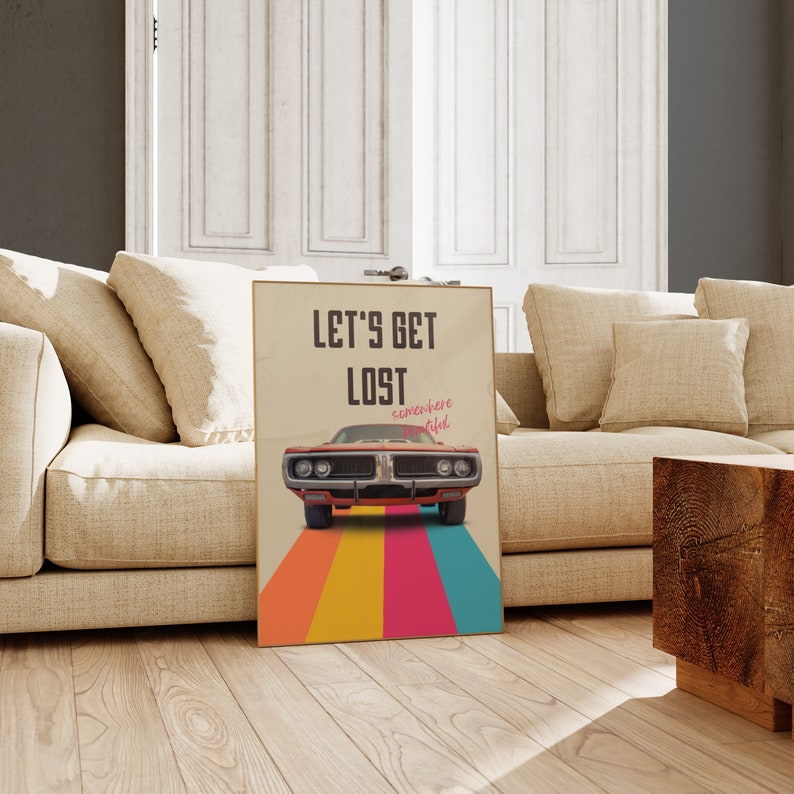 K&ouml;nnte beinhalten: Ein Vintage-Poster mit einem roten Muscle-Car, das auf einer Regenbogenstra&szlig;e f&auml;hrt. Der Text auf dem Poster lautet "Let's Get Lost Somewhere Beautiful."