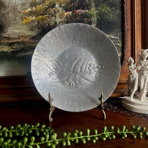 Vintage Everlast Hammered Aluminum Blackberry Design Bowl