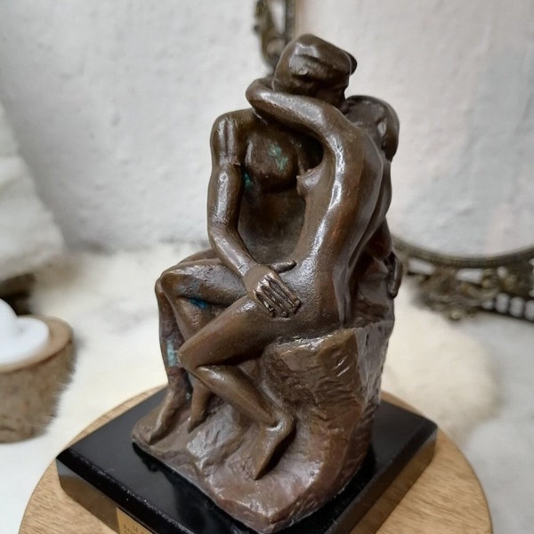 Superbe reproduction en bronze  (Le Baiser) par Auguste Rodin (1840-1917).