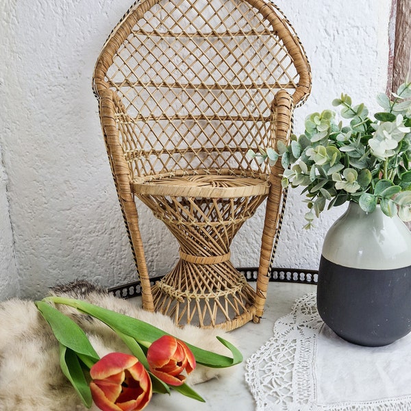 Petit fauteuil en rotin vintage modèle Emmanuelle, chaise de poupée vintage