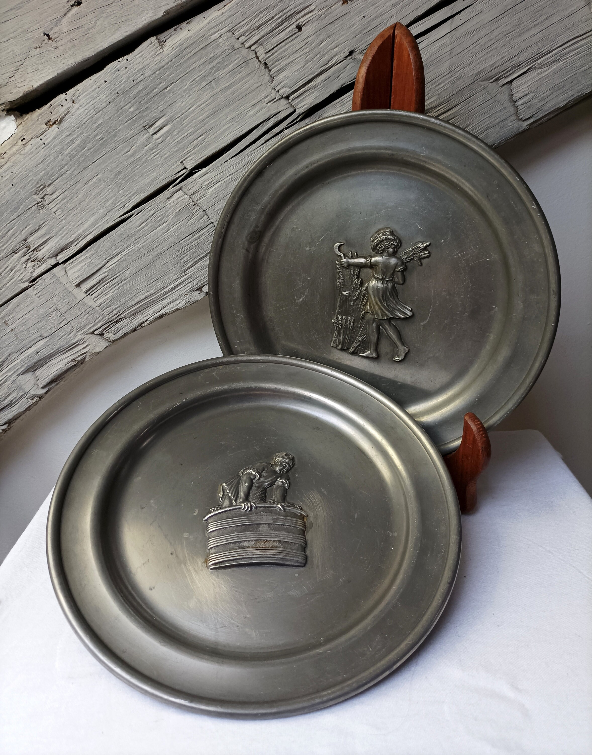 2 Assiettes Décoratives en Étain d'art Garanti Les Eteins de Paris