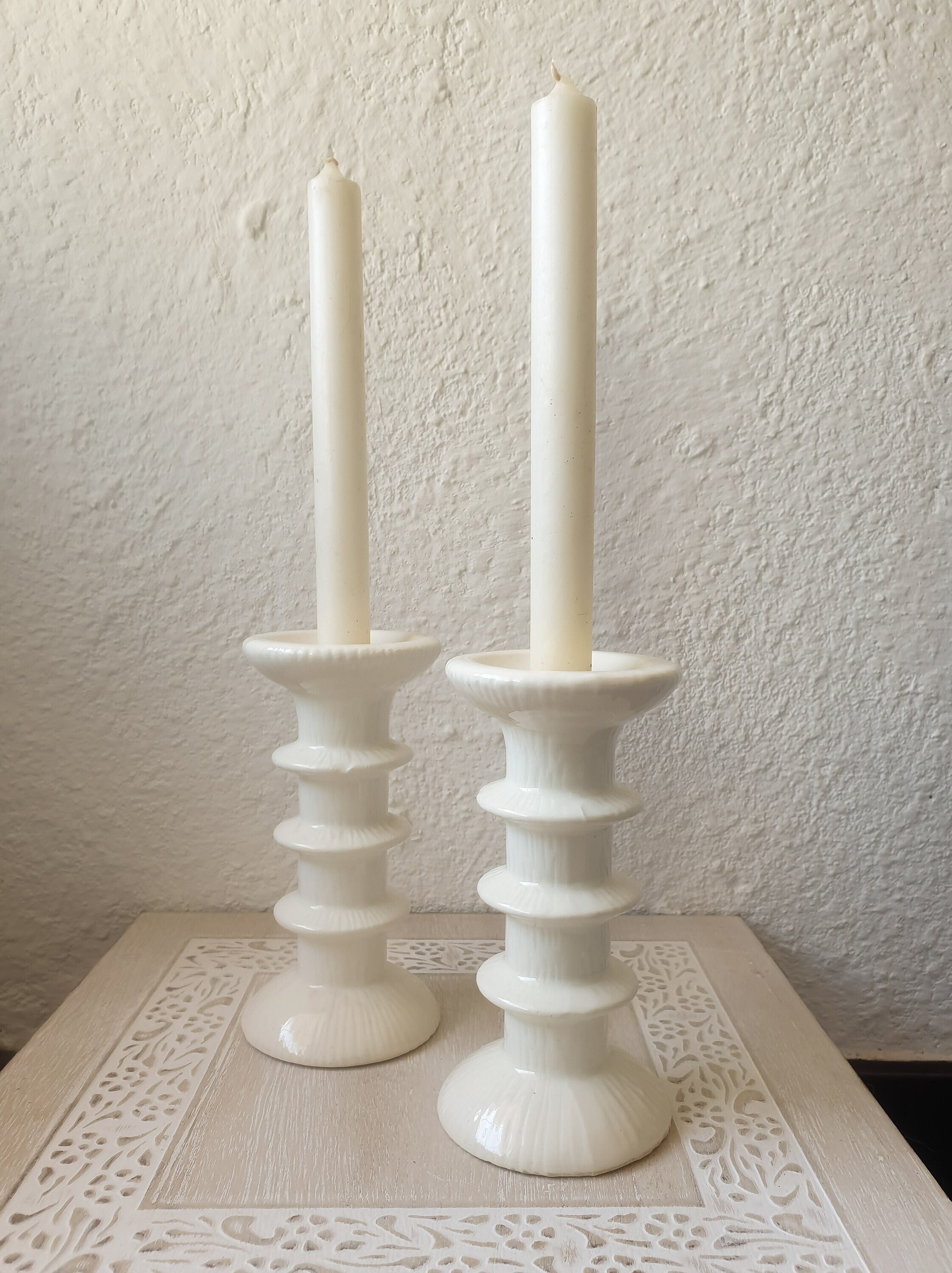 Deux Bougeoirs Hauts Vintage Porcelaine Blanche Minimaliste