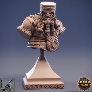 Puede incluir: Un busto de un guerrero enano en 3D impreso con barba y corona. El busto está pintado en color marrón claro y está montado sobre una base con un diseño de nudo celta. El busto está pre-soportado y listo para ser impreso.