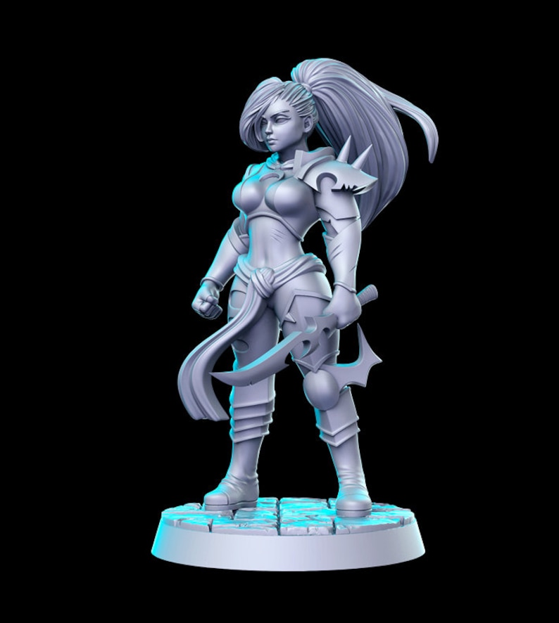Puede incluir: Una figura en miniatura de guerrero femenino gris impresa en 3D con una larga cola de caballo, que lleva armadura y sostiene un arma. La figura est&aacute; de pie sobre una base circular.