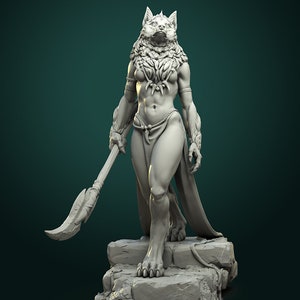 Peut inclure: Une sculpture grise et détaillée d'une figure féminine avec une tête de loup, tenant une lance dans sa main droite. Elle porte une jupe et une ceinture avec un élément décoratif. La sculpture est posée sur une base en pierre.