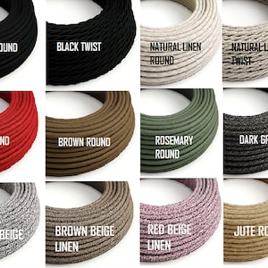 Könnte beinhalten: Eine Auswahl an dekorativen Elektrokabeln in verschiedenen Farben und Texturen. Das Bild zeigt runde und gedrehte Stile in Schwarz, Rot, Braun, Rosmarin, dunkelgrauer Wolle, schwarz-beigem Leinen, braun-beigem Leinen, rot-beigem Leinen und Jute. Jedes Kabel ist mit seiner Farbe und seinem Stil beschriftet.