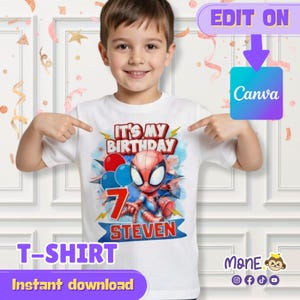 Puede incluir: Una taza de cer&aacute;mica blanca con asa negra y el texto "But First, Coffee" en negrita negra. La taza se encuentra sobre un fondo borroso, resaltando su dise&ntilde;o limpio.