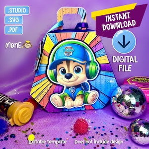 Könnte beinhalten: Eine druckbare Vorlage für eine Party-Geschenkbox zum Thema Paw Patrol. Die Box ist pyramidenförmig mit einem Griff oben. Die Box ist mit einem farbenfrohen Design verziert, das ein Cartoon-Bild von Chase von Paw Patrol mit Kopfhörern zeigt. Der Text "INSTANT DOWNLOAD" und "DIGITAL FILE" ist ebenfalls auf dem Bild zu sehen.