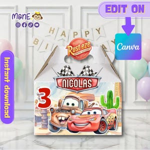 Puede incluir: Un letrero de madera rústico blanco con la palabra "Welcome" escrita a mano. Presenta un diseño floral decorativo en la esquina. El fondo es una imagen borrosa de una superficie de madera, con un aspecto envejecido.