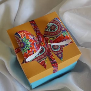 Esplosione / esplosione Scatola personalizzata su 3 file con dettagli paisley 4 scatole una dentro l'altra Compleanno Anniversario Fidanzamento Regalo Festa Presente