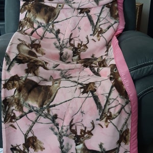 Deer Hunting roze camouflage, tiener/volwassene, fleecedeken met een bijpassende roze satijnen rand