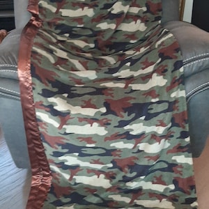 Camouflage, XL grote/hoge knuffelfleecedeken voor volwassenen met een bijpassende bruine of lichtolijfgroene satijnen rand