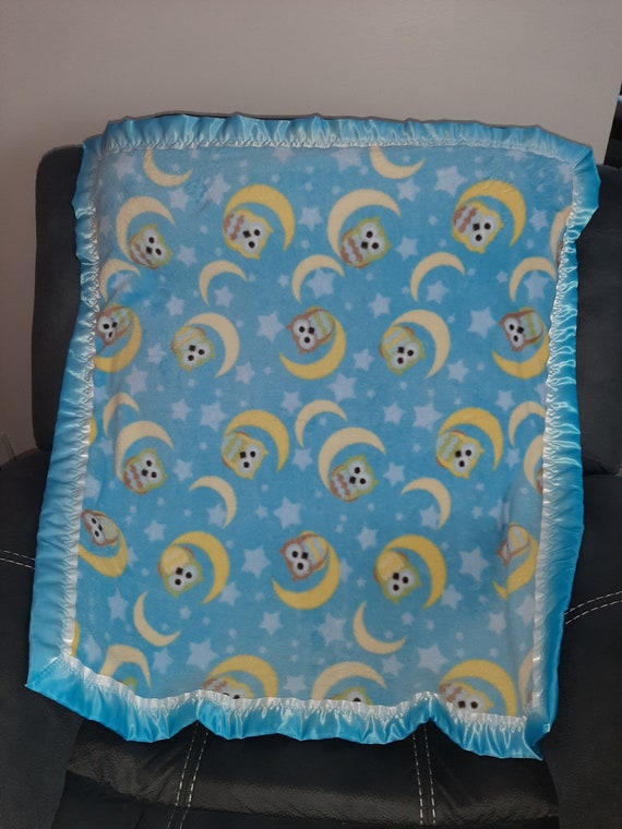 Decke fürs Bettchen mit Eulen, Mond und Sterne auf baby blauem