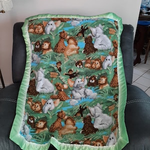 Babyjungledieren op een groen/witte achtergrond, fleecedeken babybedje met groen/witte satijnen rand
