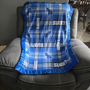 Detroit Lions, Infant CribFleece Blanket with a royal blue satin trim