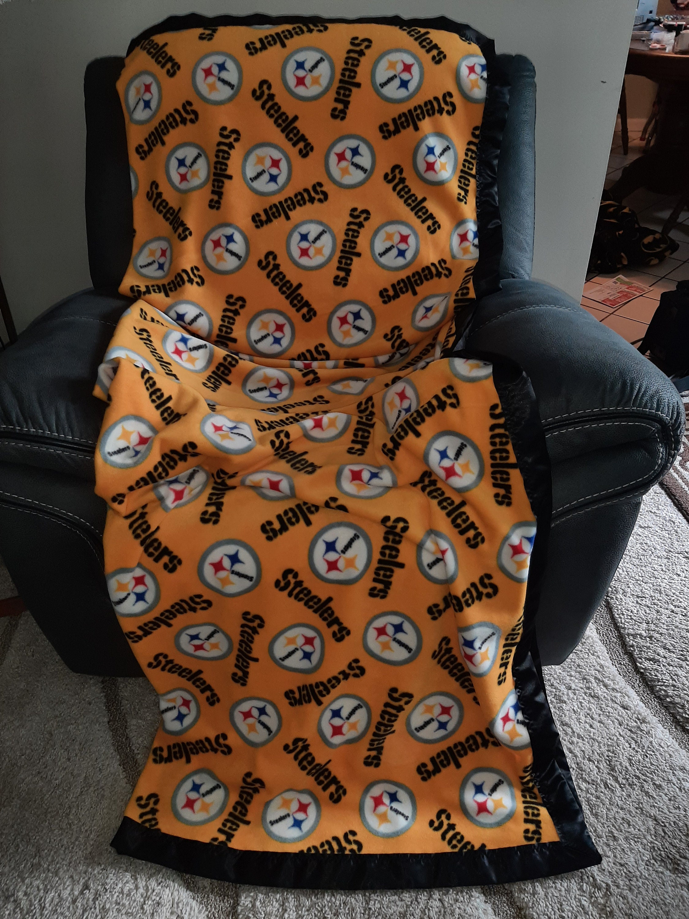 Pittsburgh Steelers, Adult Big/Tall Fleece Blanket with a matching black  satin trim