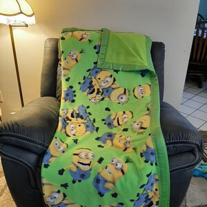 Minions&#39; Bob, Kevin and Stuart, Double sided Kids Fleece Blanket with lime green backing and a lime green satin trim
