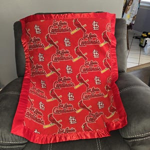 St. Louis Cardinals, XL Infant Crib Fleece Blanket with a red satin trim