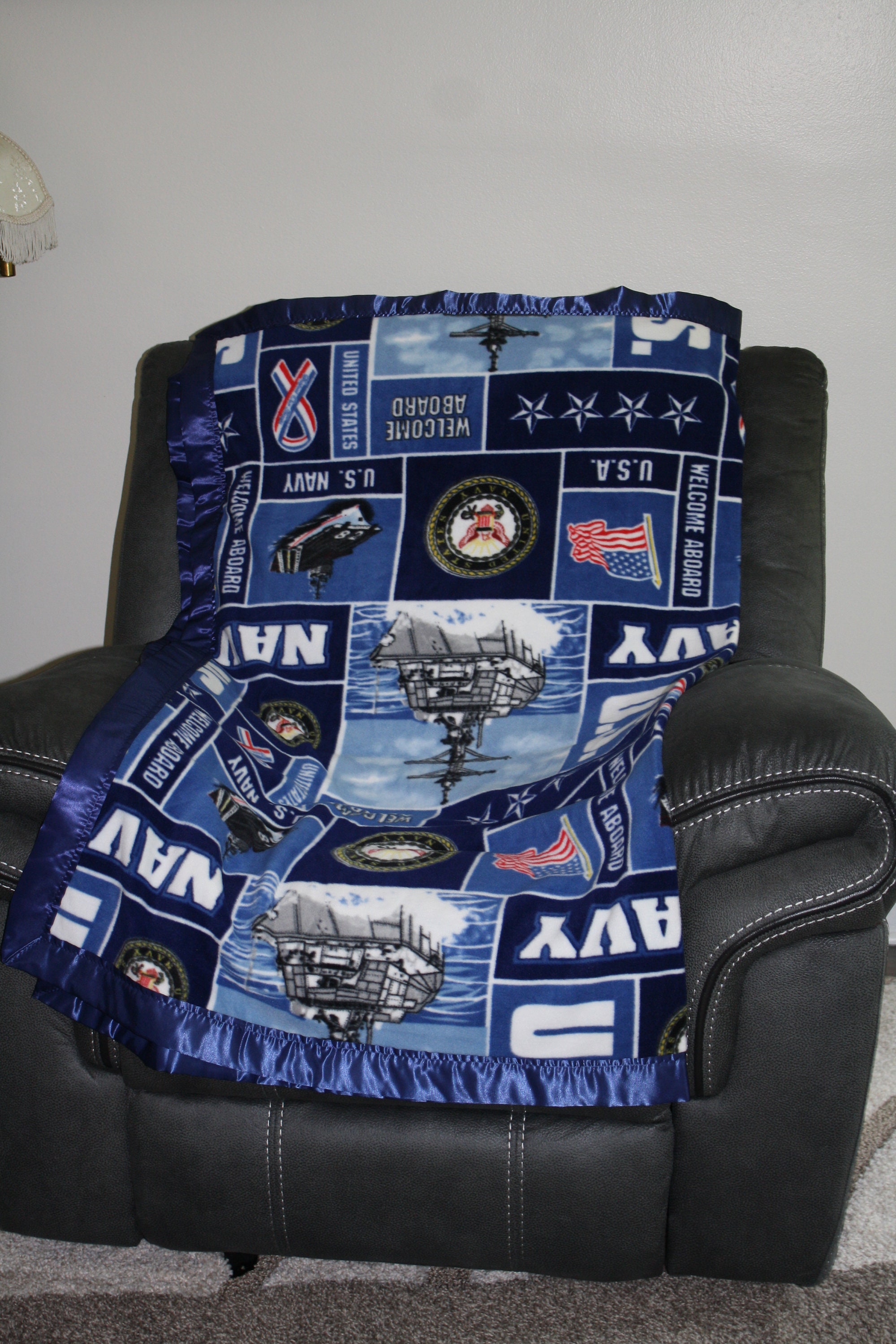 Manta polar para niños de la Marina de los Estados Unidos con ribete de  satén azul marino a juego - Etsy México, image size:2000x3000