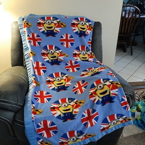 Minions&#39; Stuart with British Flag, Kids Fleece Blanket with a baby blue satin trim