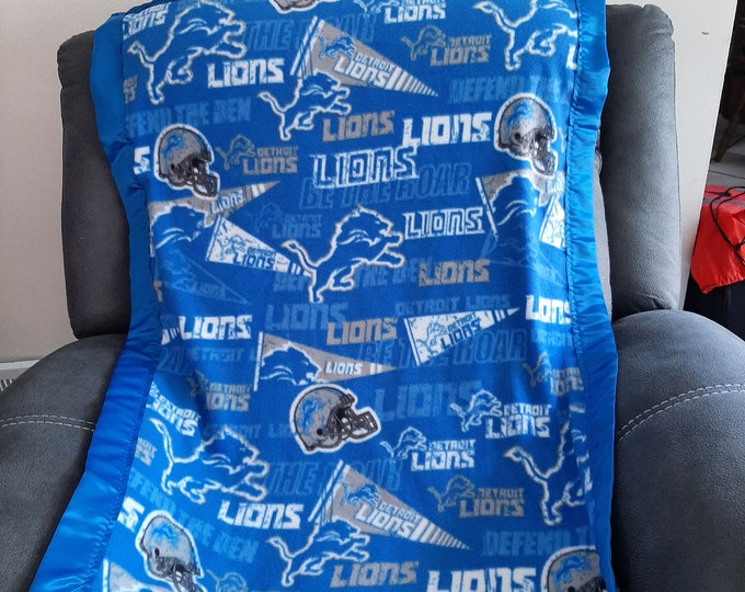 Detroit Lions Pennants and Helmets, Infant XL Crib Fleece Blanket With