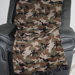 Militär/Jagd Camouflage, Fleece Decke für Teenager/Erwachsene mit schwarzem Satinband