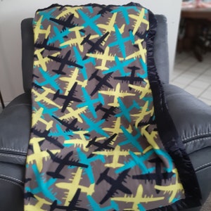 Airplanes on a gray background, Kids&#39; Fleece Blanket with a matching black satin trim