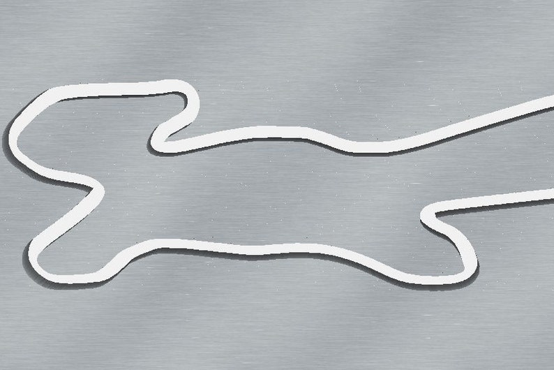 K&ouml;nnte beinhalten: Eine wei&szlig;e Linienzeichnung einer Rennstrecke auf einem geb&uuml;rsteten Metallhintergrund.