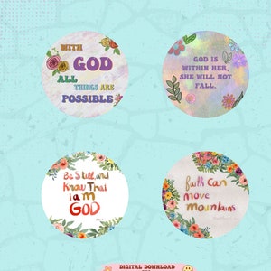 Op de afbeelding: Vier ronde digitale download ontwerpen met inspirerende citaten en bloemaccenten. De citaten luiden: "Met God zijn alle dingen mogelijk", "God is in haar, zij zal niet vallen", "Wees stil en weet dat ik God ben" en "Geloof kan bergen verzetten".