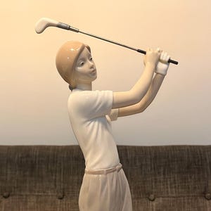 Lladro A Perfect Drive #6689 Golfistka