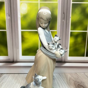 Lladro Following Her Cats 1309 image 1