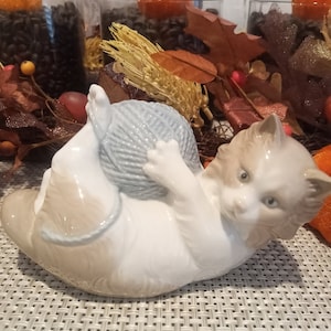 Lladro NAO &quot;Cat with Yarn Ball&quot;