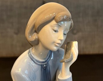 LLADRO リヤドロ 外出先で GO ON ALWAYS #6749 陶器 Lladro Always on the Go #6749 Girl on Phone - Etsy