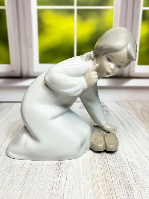 Lladro Little Girl With Slippers #4523 - Etsy