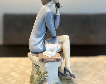 LLADRO リヤドロ 外出先で GO ON ALWAYS #6749 陶器 Lladro Always on the Go #6749 Girl on Phone - Etsy