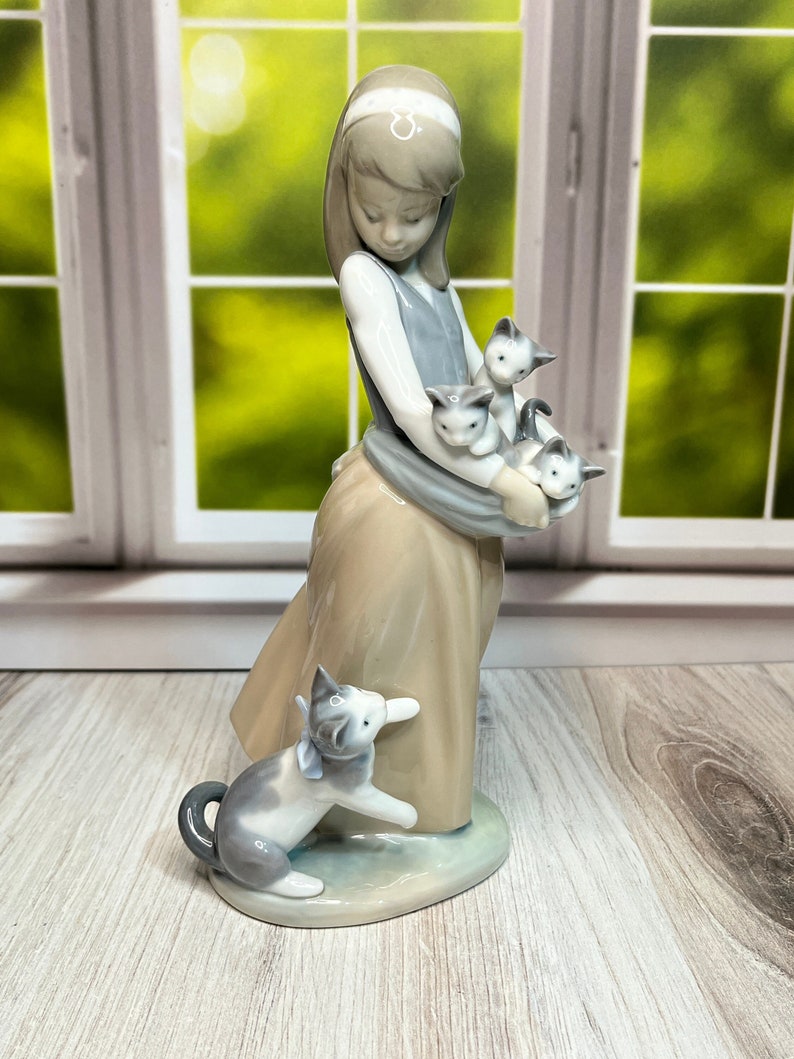 Lladro Following Her Cats 1309 image 1